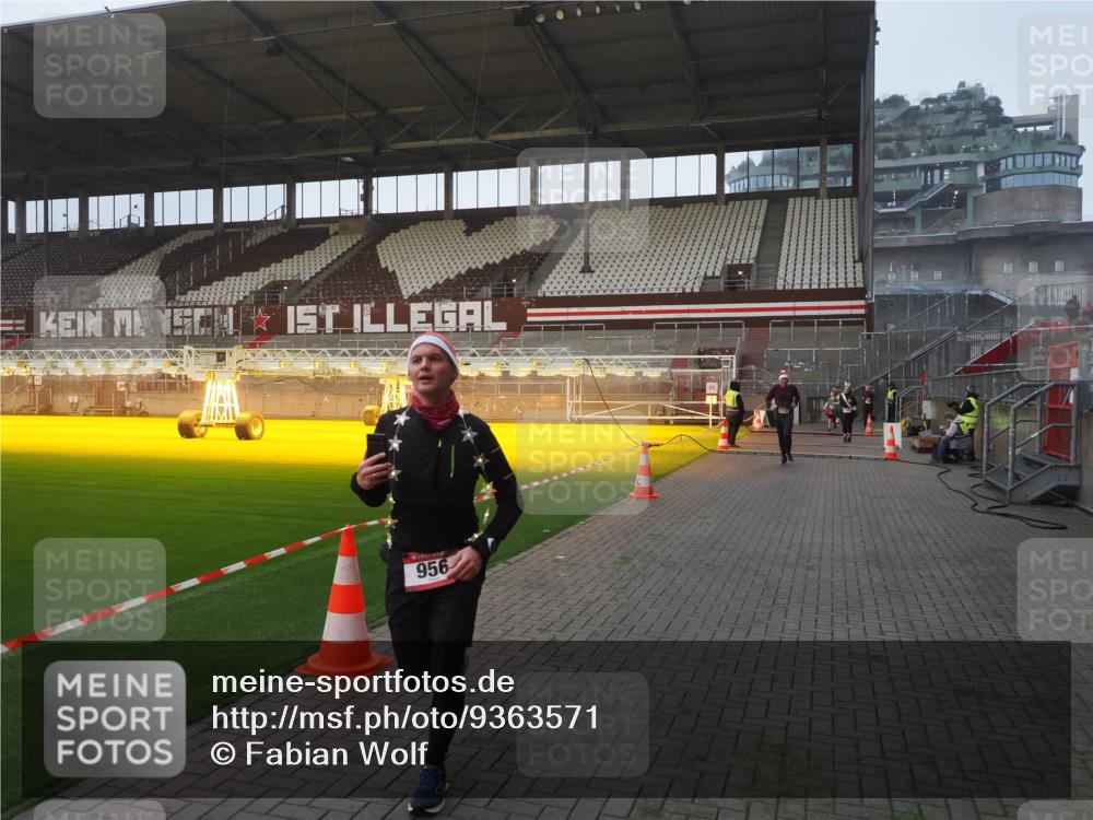 07.12.2025 - St. Pauli X-Mass-Run No. 15 Fabian Wolf http://msf.ph/oto/9363571 07.12.2025 10:03:06 Ziel 177, 442, 443, 885, 918, 936, 943, 956, 1118, 1314, 1594, 2505, 3284, 3417 meine-sportfotos.de