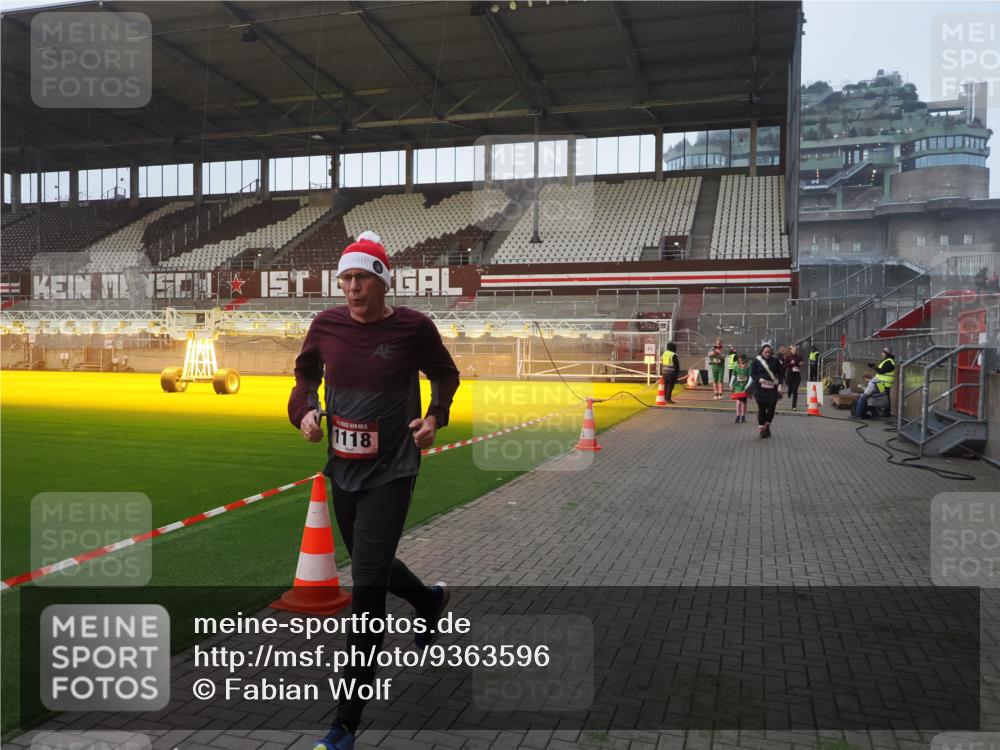 07.12.2025 - St. Pauli X-Mass-Run No. 15 Fabian Wolf http://msf.ph/oto/9363596 07.12.2025 10:03:10 Ziel 177, 442, 443, 460, 936, 943, 956, 963, 965, 1118, 1594, 2505, 2682, 3417 meine-sportfotos.de