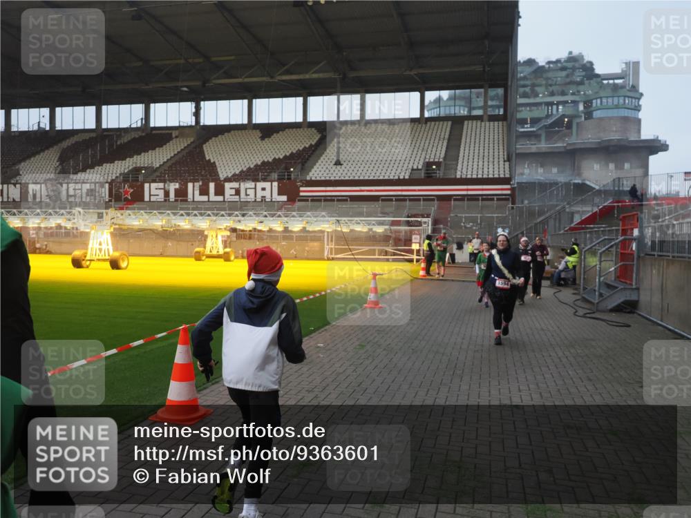 07.12.2025 - St. Pauli X-Mass-Run No. 15 Fabian Wolf http://msf.ph/oto/9363601 07.12.2025 10:03:14 Ziel 177, 460, 956, 963, 965, 1118, 1594, 2505, 2682, 2973, 2975 meine-sportfotos.de