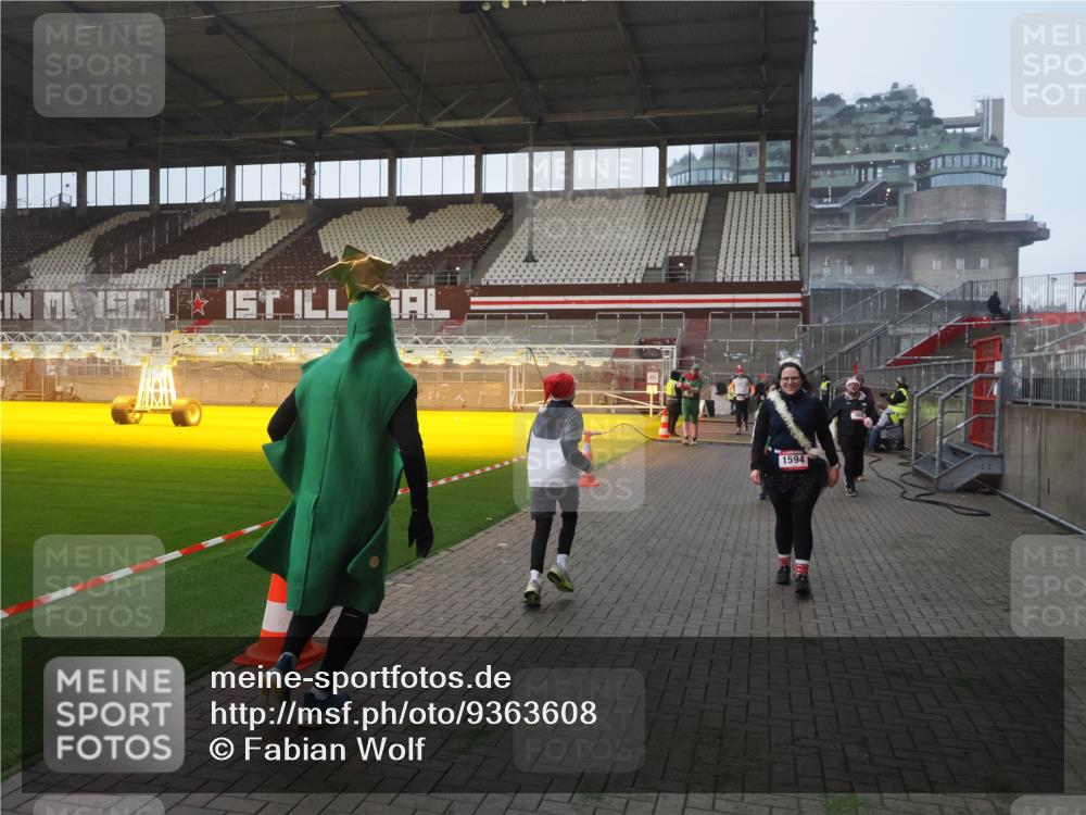 07.12.2025 - St. Pauli X-Mass-Run No. 15 Fabian Wolf http://msf.ph/oto/9363608 07.12.2025 10:03:15 Ziel 177, 460, 956, 963, 965, 1118, 1594, 2682, 2973, 2975 meine-sportfotos.de