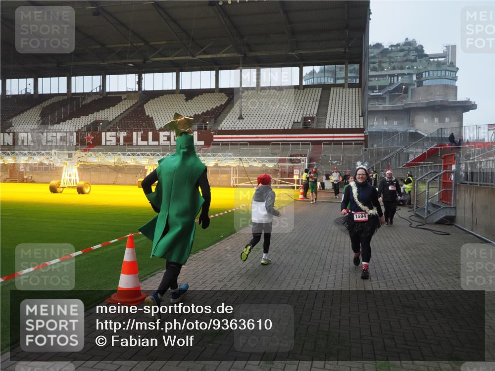 07.12.2025 - St. Pauli X-Mass-Run No. 15 Fabian Wolf http://msf.ph/oto/9363610 07.12.2025 10:03:15 Ziel 177, 460, 956, 963, 965, 1118, 1594, 2682, 2973, 2975 meine-sportfotos.de