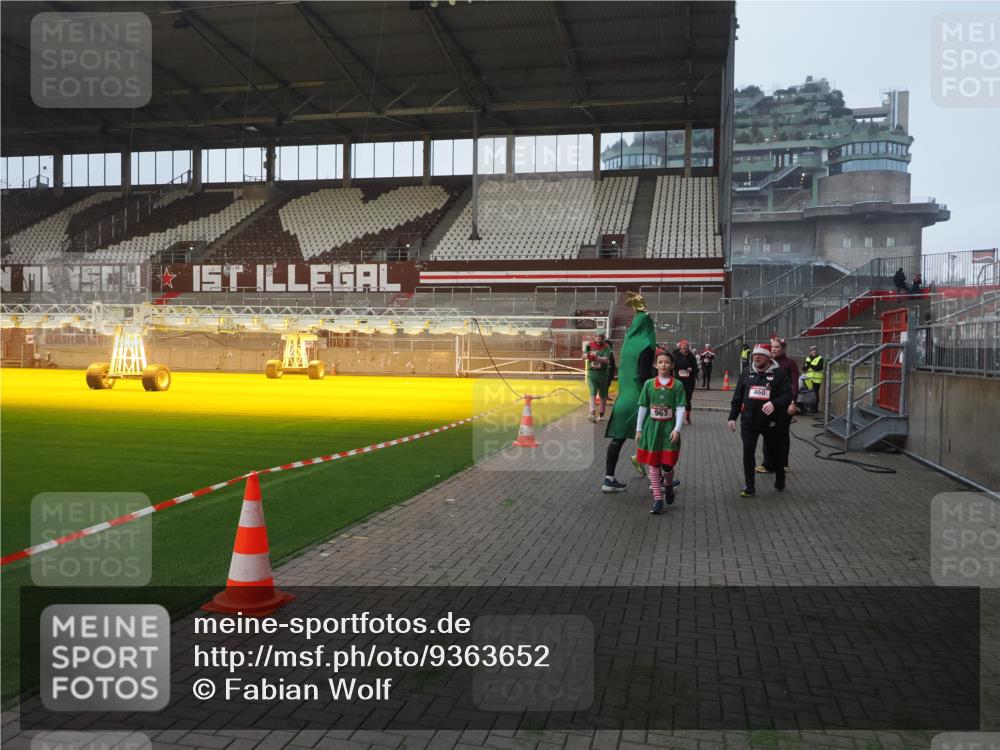 07.12.2025 - St. Pauli X-Mass-Run No. 15 Fabian Wolf http://msf.ph/oto/9363652 07.12.2025 10:03:18 Ziel 177, 460, 956, 963, 965, 1118, 1594, 2682, 2973, 2975 meine-sportfotos.de