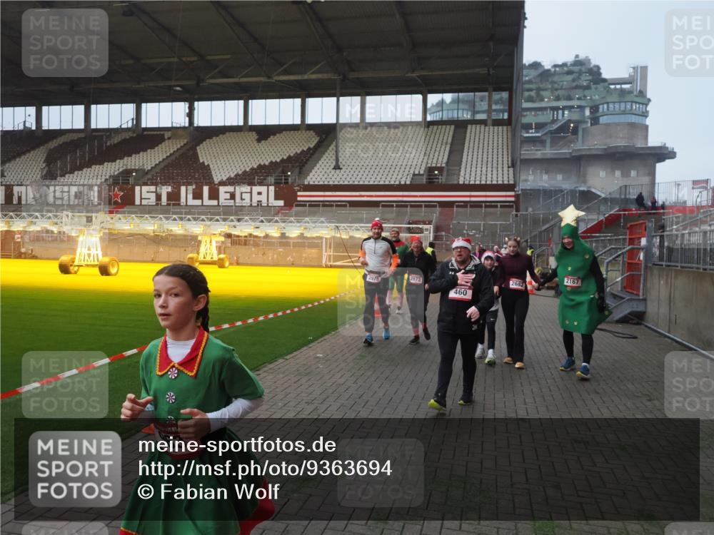 07.12.2025 - St. Pauli X-Mass-Run No. 15 Fabian Wolf http://msf.ph/oto/9363694 07.12.2025 10:03:21 Ziel 460, 963, 965, 1118, 1484, 1486, 1594, 2682, 2973, 2975, 4193, 4239 meine-sportfotos.de
