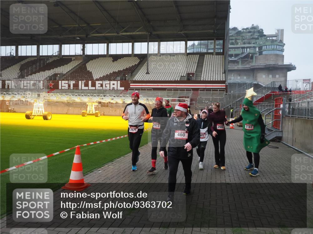 07.12.2025 - St. Pauli X-Mass-Run No. 15 Fabian Wolf http://msf.ph/oto/9363702 07.12.2025 10:03:22 Ziel 460, 963, 965, 1118, 1484, 1486, 1594, 2682, 2973, 2975, 4193, 4239 meine-sportfotos.de
