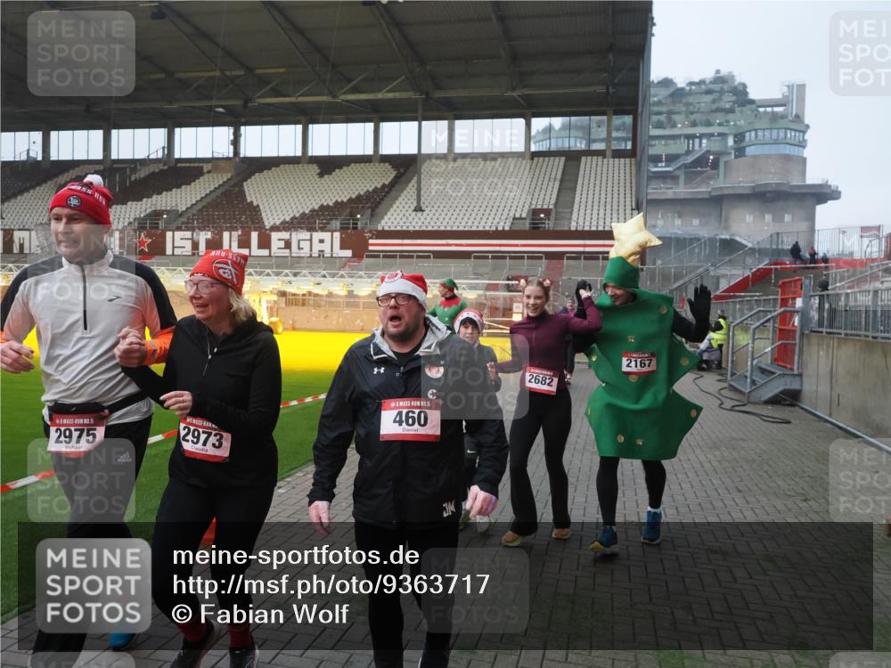 07.12.2025 - St. Pauli X-Mass-Run No. 15 Fabian Wolf http://msf.ph/oto/9363717 07.12.2025 10:03:24 Ziel 460, 963, 965, 1484, 1486, 1594, 2682, 2973, 2975, 4193, 4239 meine-sportfotos.de