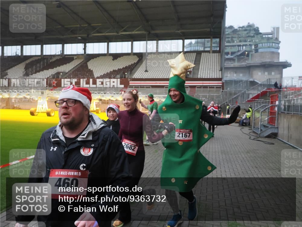 07.12.2025 - St. Pauli X-Mass-Run No. 15 Fabian Wolf http://msf.ph/oto/9363732 07.12.2025 10:03:24 Ziel 460, 963, 965, 1484, 1486, 1594, 2682, 2973, 2975, 4193, 4239 meine-sportfotos.de