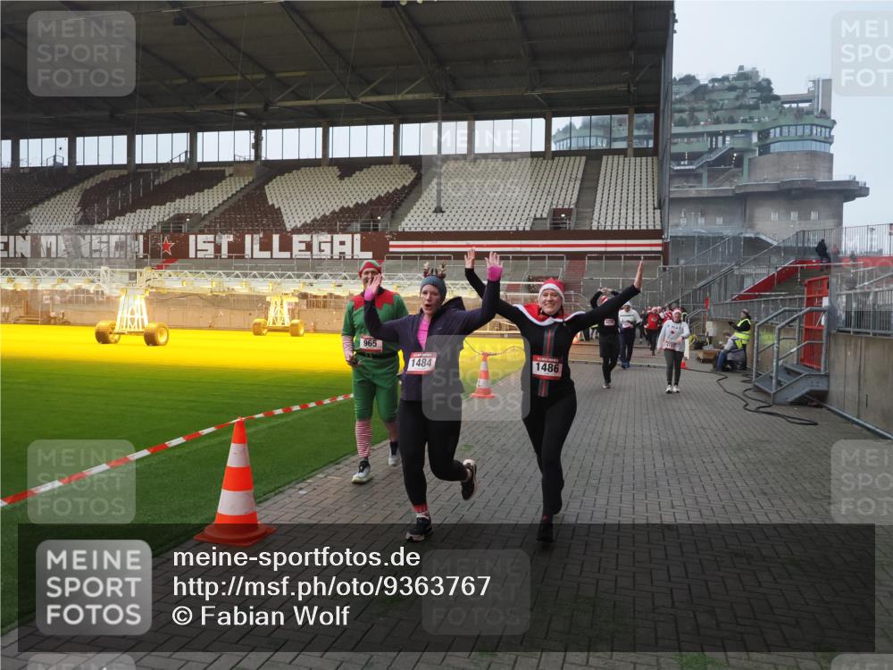 07.12.2025 - St. Pauli X-Mass-Run No. 15 Fabian Wolf http://msf.ph/oto/9363767 07.12.2025 10:03:27 Ziel 358, 460, 963, 965, 984, 1484, 1486, 1888, 2682, 2973, 2975, 4193, 4239 meine-sportfotos.de