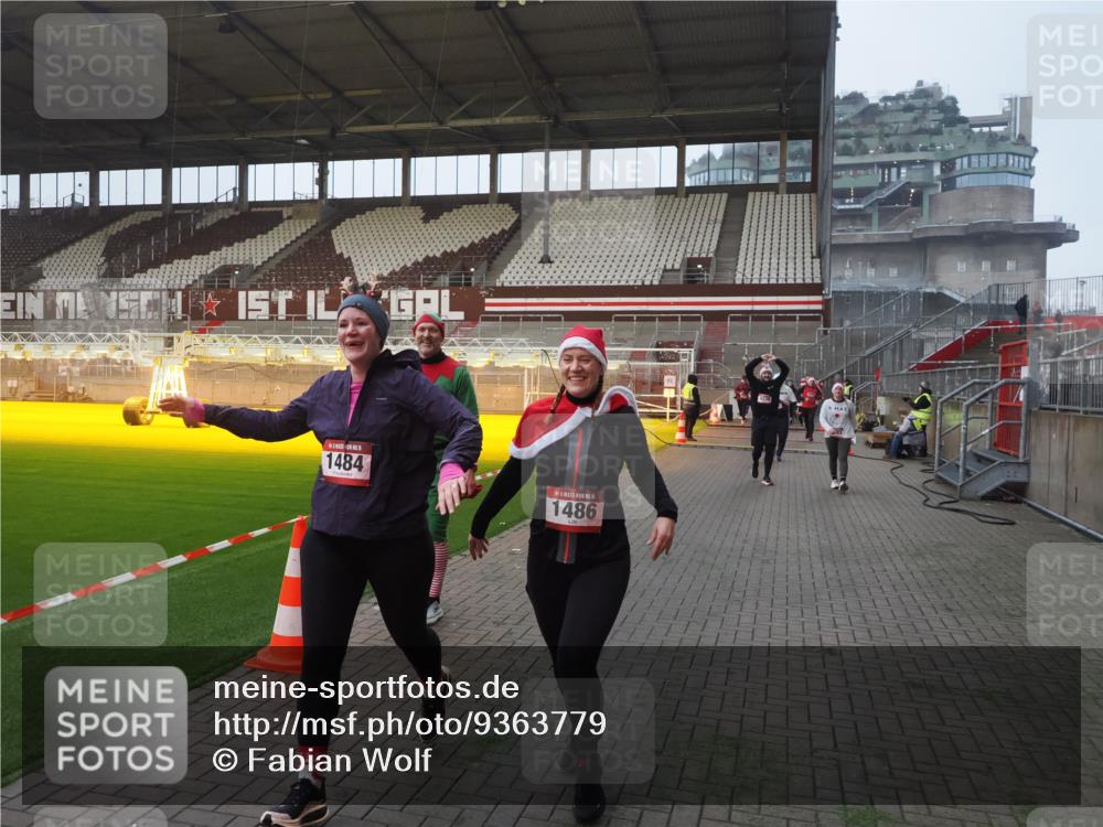 07.12.2025 - St. Pauli X-Mass-Run No. 15 Fabian Wolf http://msf.ph/oto/9363779 07.12.2025 10:03:28 Ziel 358, 460, 963, 965, 984, 1484, 1486, 1888, 2682, 2973, 2975, 4193, 4239 meine-sportfotos.de