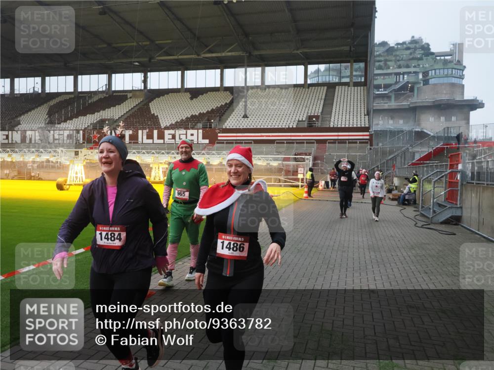 07.12.2025 - St. Pauli X-Mass-Run No. 15 Fabian Wolf http://msf.ph/oto/9363782 07.12.2025 10:03:28 Ziel 358, 460, 963, 965, 984, 1484, 1486, 1888, 2682, 2973, 2975, 4193, 4239 meine-sportfotos.de