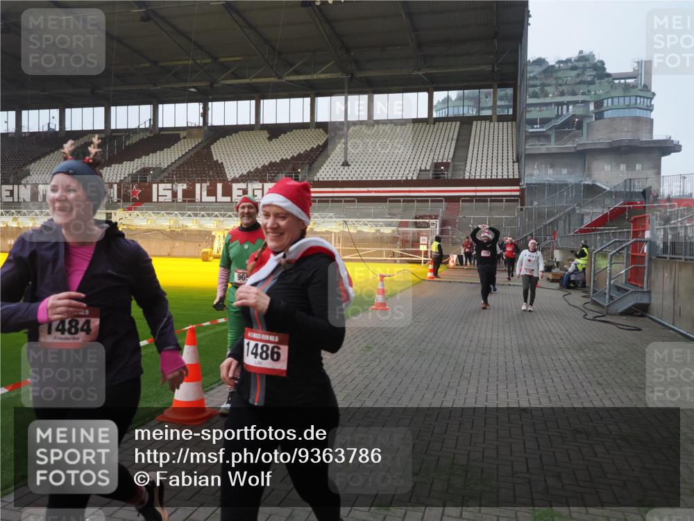 07.12.2025 - St. Pauli X-Mass-Run No. 15 Fabian Wolf http://msf.ph/oto/9363786 07.12.2025 10:03:28 Ziel 358, 460, 963, 965, 984, 1484, 1486, 1888, 2682, 2973, 2975, 4193, 4239 meine-sportfotos.de