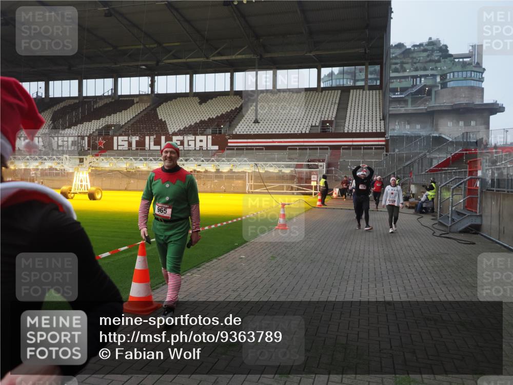 07.12.2025 - St. Pauli X-Mass-Run No. 15 Fabian Wolf http://msf.ph/oto/9363789 07.12.2025 10:03:28 Ziel 358, 460, 963, 965, 984, 1484, 1486, 1888, 2682, 2973, 2975, 4193, 4239 meine-sportfotos.de
