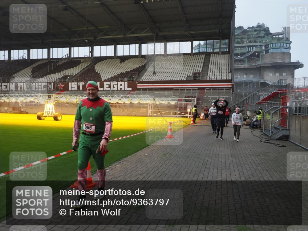 07.12.2025 - St. Pauli X-Mass-Run No. 15 Fabian Wolf http://msf.ph/oto/9363797 07.12.2025 10:03:29 Ziel 358, 460, 965, 984, 1023, 1484, 1486, 1888, 2682, 2973, 2975, 4193, 4239 meine-sportfotos.de