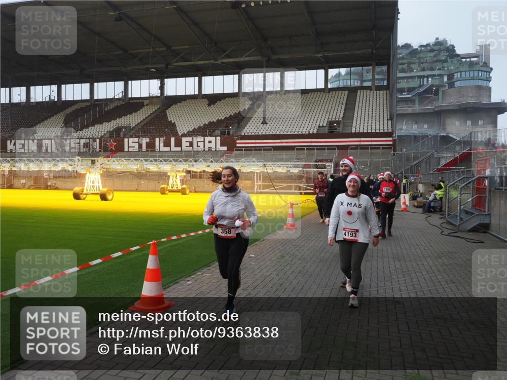 07.12.2025 - St. Pauli X-Mass-Run No. 15 Fabian Wolf http://msf.ph/oto/9363838 07.12.2025 10:03:34 Ziel 213, 214, 358, 940, 984, 1023, 1263, 1264, 1484, 1486, 1506, 1888, 2380, 2973, 2975, 3334, 4193, 4239, 4660, 4667, 4679, 4680 meine-sportfotos.de