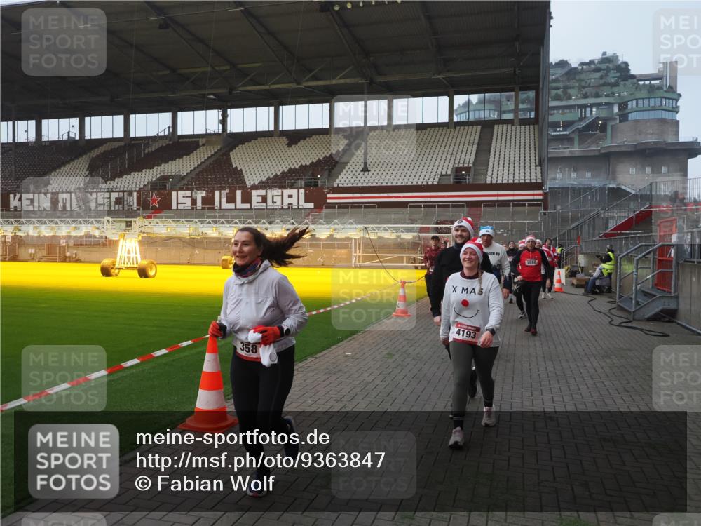 07.12.2025 - St. Pauli X-Mass-Run No. 15 Fabian Wolf http://msf.ph/oto/9363847 07.12.2025 10:03:34 Ziel 213, 214, 358, 940, 984, 1023, 1263, 1264, 1484, 1486, 1506, 1888, 2380, 2973, 2975, 3334, 4193, 4239, 4660, 4667, 4679, 4680 meine-sportfotos.de