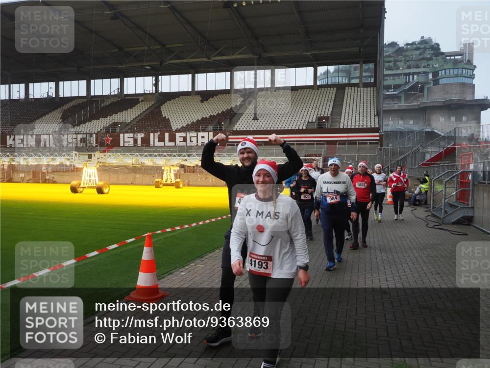 07.12.2025 - St. Pauli X-Mass-Run No. 15 Fabian Wolf http://msf.ph/oto/9363869 07.12.2025 10:03:36 Ziel 213, 214, 358, 940, 984, 1023, 1263, 1264, 1484, 1486, 1506, 1888, 2002, 2380, 3334, 4193, 4239, 4660, 4667, 4679, 4680 meine-sportfotos.de