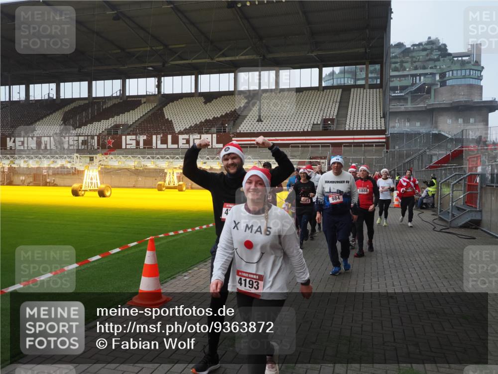 07.12.2025 - St. Pauli X-Mass-Run No. 15 Fabian Wolf http://msf.ph/oto/9363872 07.12.2025 10:03:36 Ziel 213, 214, 358, 940, 984, 1023, 1263, 1264, 1484, 1486, 1506, 1888, 2002, 2380, 3334, 4193, 4239, 4660, 4667, 4679, 4680 meine-sportfotos.de