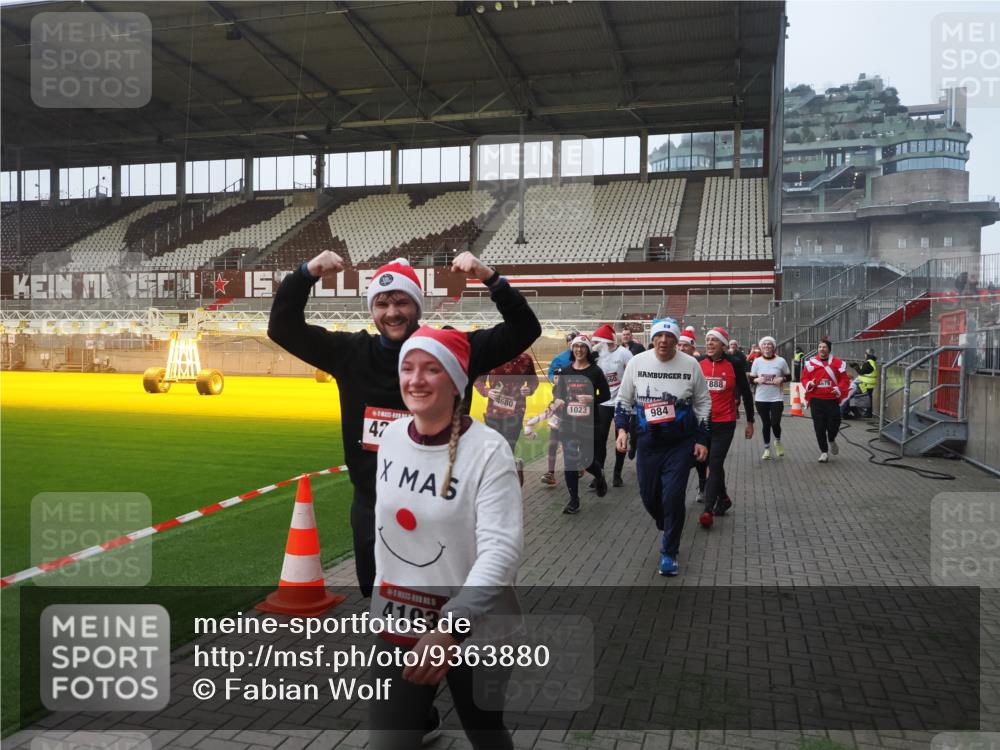 07.12.2025 - St. Pauli X-Mass-Run No. 15 Fabian Wolf http://msf.ph/oto/9363880 07.12.2025 10:03:36 Ziel 213, 214, 358, 940, 984, 1023, 1263, 1264, 1484, 1486, 1506, 1888, 2002, 2380, 3334, 4193, 4239, 4660, 4667, 4679, 4680 meine-sportfotos.de