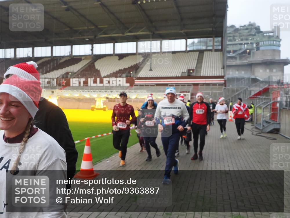 07.12.2025 - St. Pauli X-Mass-Run No. 15 Fabian Wolf http://msf.ph/oto/9363887 07.12.2025 10:03:37 Ziel 185, 213, 214, 358, 940, 984, 1023, 1263, 1264, 1484, 1486, 1506, 1888, 2002, 2366, 2380, 3334, 3734, 4193, 4239, 4660, 4667, 4679, 4680 meine-sportfotos.de