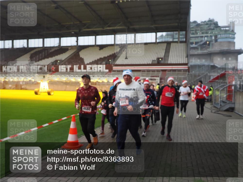 07.12.2025 - St. Pauli X-Mass-Run No. 15 Fabian Wolf http://msf.ph/oto/9363893 07.12.2025 10:03:38 Ziel 185, 213, 214, 358, 940, 984, 1023, 1263, 1264, 1484, 1486, 1506, 1888, 2002, 2366, 2380, 3334, 3734, 4193, 4239, 4660, 4667, 4679, 4680 meine-sportfotos.de