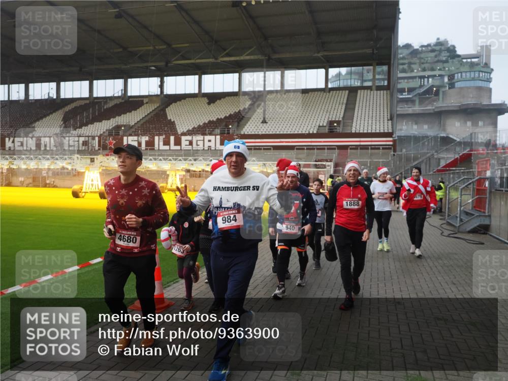 07.12.2025 - St. Pauli X-Mass-Run No. 15 Fabian Wolf http://msf.ph/oto/9363900 07.12.2025 10:03:38 Ziel 185, 213, 214, 358, 940, 984, 1023, 1263, 1264, 1484, 1486, 1506, 1888, 2002, 2366, 2380, 3334, 3734, 4193, 4239, 4660, 4667, 4679, 4680 meine-sportfotos.de