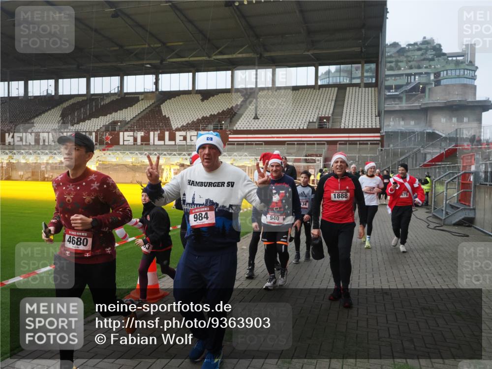07.12.2025 - St. Pauli X-Mass-Run No. 15 Fabian Wolf http://msf.ph/oto/9363903 07.12.2025 10:03:38 Ziel 185, 213, 214, 358, 940, 984, 1023, 1263, 1264, 1484, 1486, 1506, 1888, 2002, 2366, 2380, 3334, 3734, 4193, 4239, 4660, 4667, 4679, 4680 meine-sportfotos.de