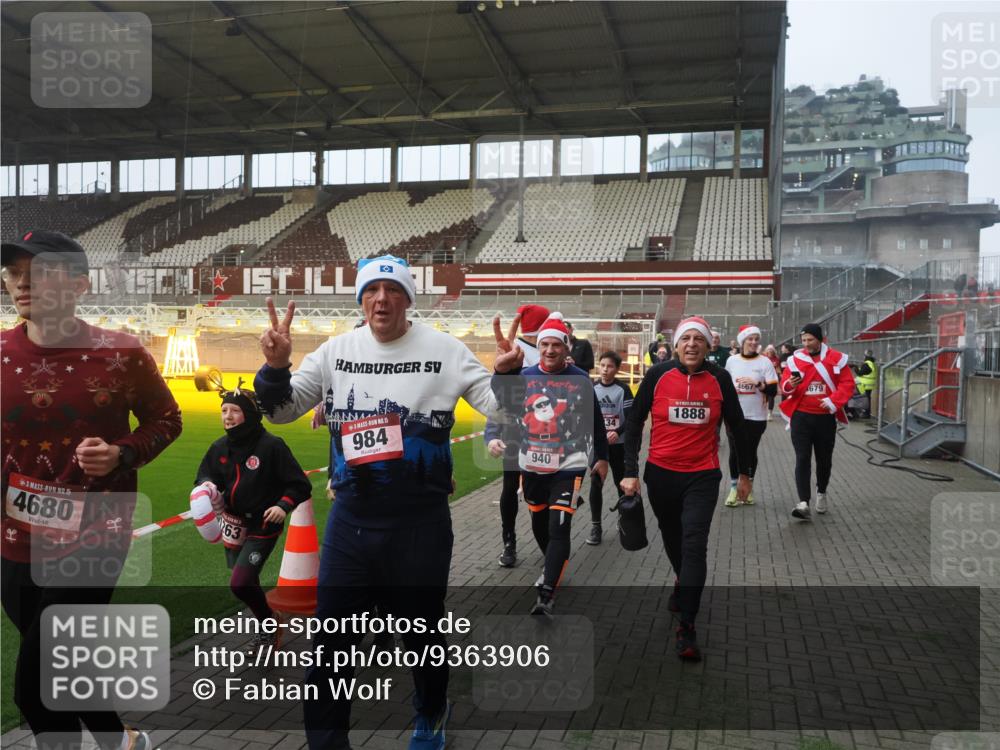 07.12.2025 - St. Pauli X-Mass-Run No. 15 Fabian Wolf http://msf.ph/oto/9363906 07.12.2025 10:03:38 Ziel 185, 213, 214, 358, 940, 984, 1023, 1263, 1264, 1484, 1486, 1506, 1888, 2002, 2366, 2380, 3334, 3734, 4193, 4239, 4660, 4667, 4679, 4680 meine-sportfotos.de