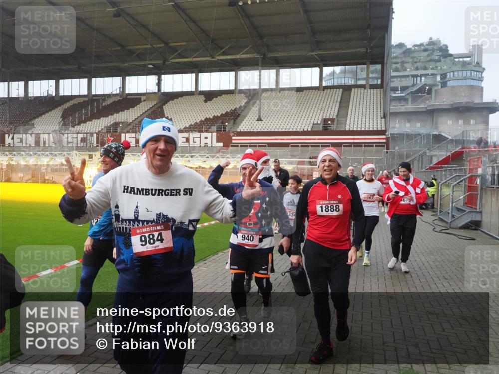 07.12.2025 - St. Pauli X-Mass-Run No. 15 Fabian Wolf http://msf.ph/oto/9363918 07.12.2025 10:03:39 Ziel 185, 213, 214, 358, 399, 940, 984, 1023, 1263, 1264, 1394, 1484, 1486, 1506, 1888, 2002, 2366, 2380, 3334, 3734, 4193, 4239, 4660, 4667, 4679, 4680 meine-sportfotos.de