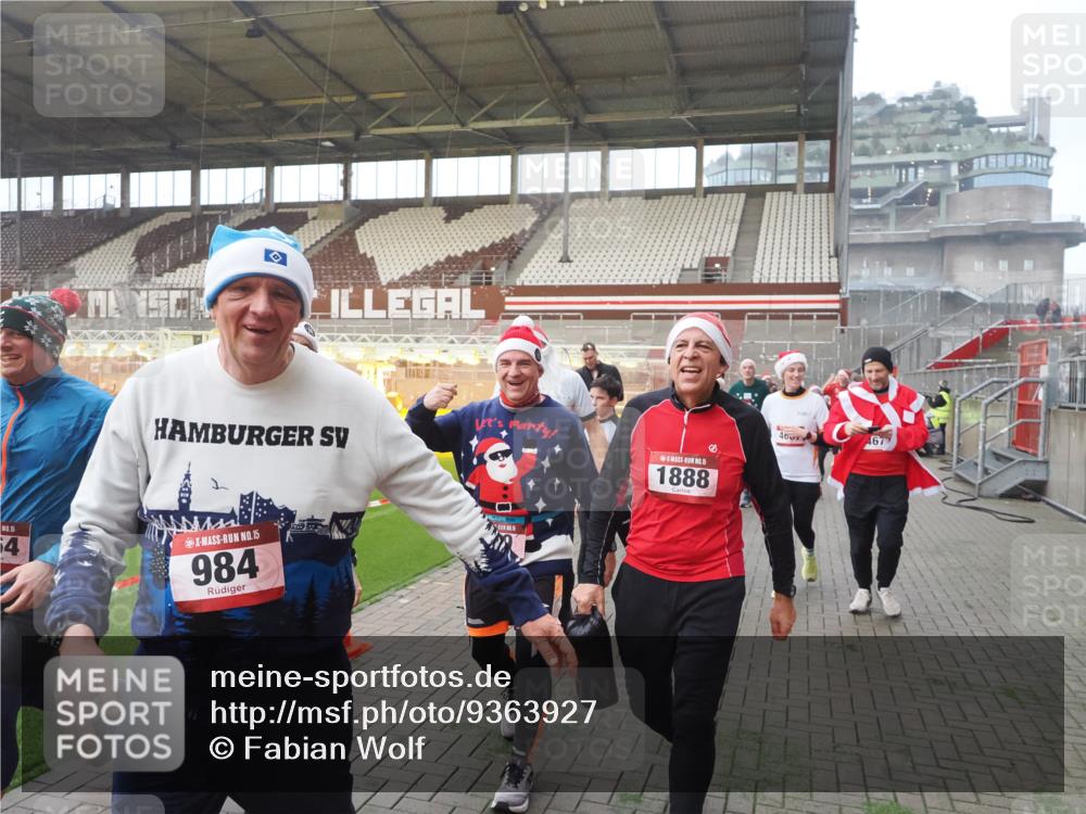 07.12.2025 - St. Pauli X-Mass-Run No. 15 Fabian Wolf http://msf.ph/oto/9363927 07.12.2025 10:03:39 Ziel 185, 213, 214, 358, 399, 940, 984, 1023, 1263, 1264, 1394, 1484, 1486, 1506, 1888, 2002, 2366, 2380, 3334, 3734, 4193, 4239, 4660, 4667, 4679, 4680 meine-sportfotos.de