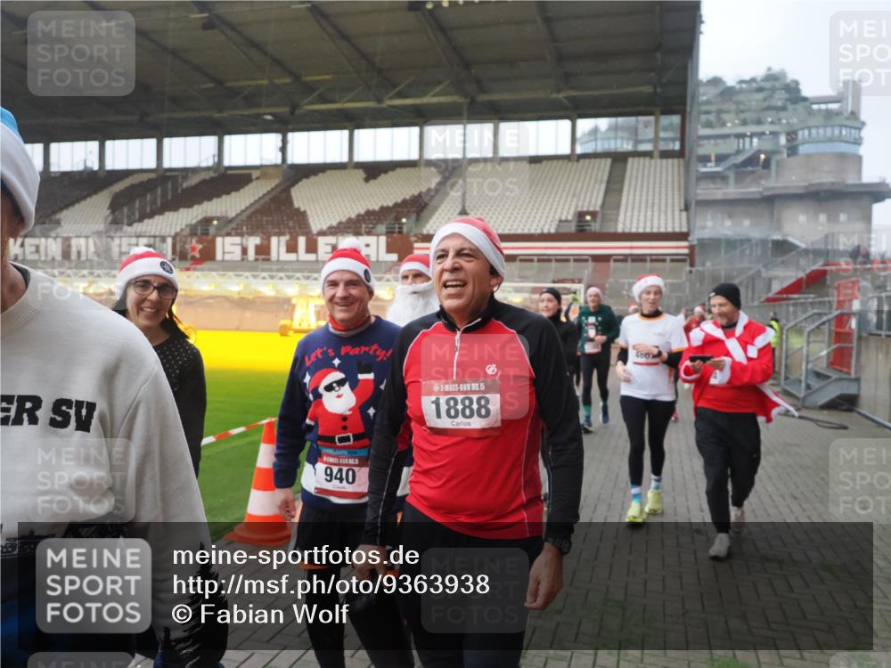 07.12.2025 - St. Pauli X-Mass-Run No. 15 Fabian Wolf http://msf.ph/oto/9363938 07.12.2025 10:03:40 Ziel 185, 213, 214, 358, 399, 940, 984, 1023, 1263, 1264, 1307, 1394, 1425, 1484, 1486, 1506, 1888, 2002, 2366, 2380, 3334, 3734, 4193, 4239, 4660, 4667, 4679, 4680 meine-sportfotos.de