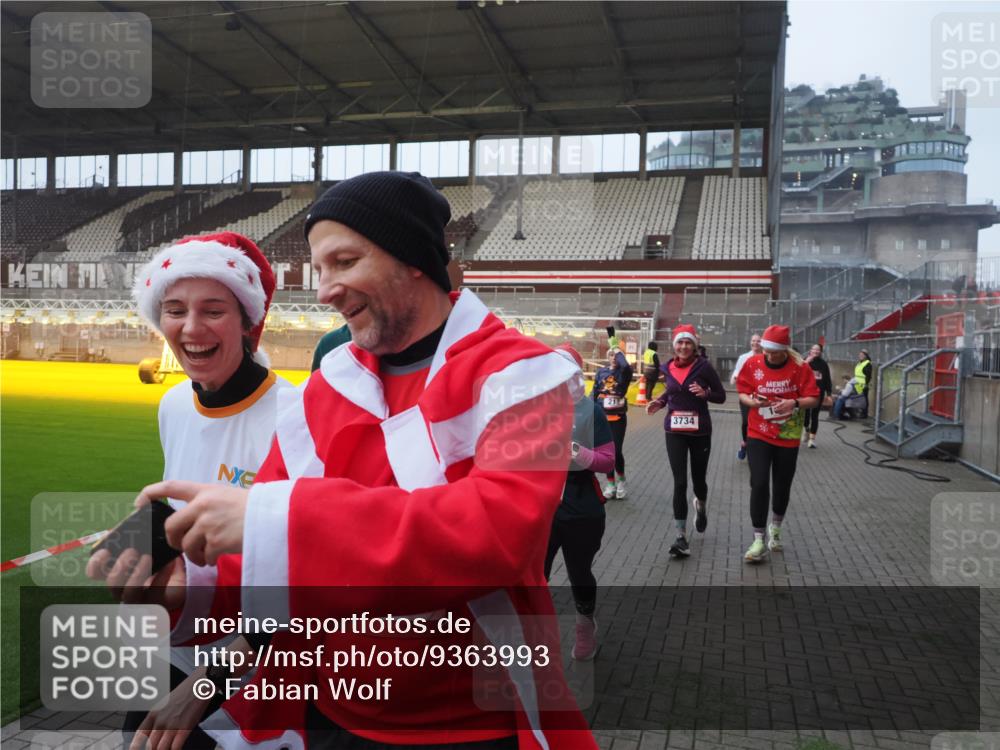 07.12.2025 - St. Pauli X-Mass-Run No. 15 Fabian Wolf http://msf.ph/oto/9363993 07.12.2025 10:03:43 Ziel 185, 213, 214, 358, 399, 940, 984, 1023, 1263, 1264, 1307, 1394, 1425, 1506, 1888, 2002, 2366, 2380, 3334, 3734, 4660, 4667, 4679, 4680 meine-sportfotos.de