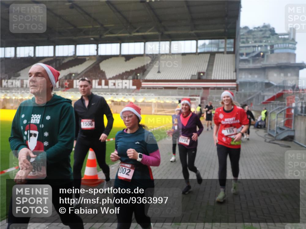 07.12.2025 - St. Pauli X-Mass-Run No. 15 Fabian Wolf http://msf.ph/oto/9363997 07.12.2025 10:03:44 Ziel 185, 213, 214, 358, 399, 940, 984, 1023, 1263, 1264, 1307, 1394, 1425, 1506, 1888, 2002, 2366, 2380, 3334, 3734, 4660, 4667, 4679, 4680 meine-sportfotos.de