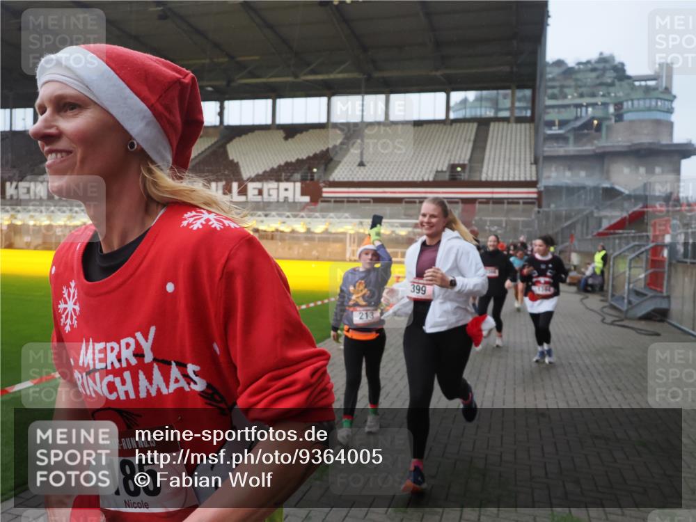 07.12.2025 - St. Pauli X-Mass-Run No. 15 Fabian Wolf http://msf.ph/oto/9364005 07.12.2025 10:03:46 Ziel 185, 213, 214, 358, 399, 940, 1023, 1263, 1264, 1307, 1394, 1425, 1506, 1888, 2002, 2366, 2380, 3334, 3734, 4660, 4667, 4679, 4680 meine-sportfotos.de