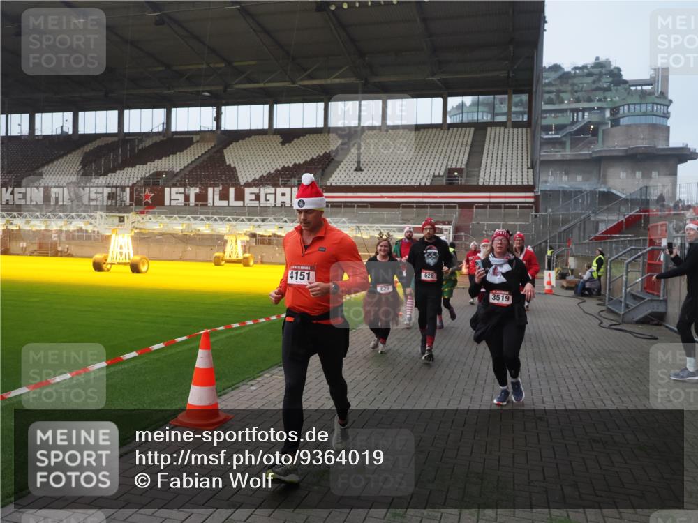07.12.2025 - St. Pauli X-Mass-Run No. 15 Fabian Wolf http://msf.ph/oto/9364019 07.12.2025 10:03:57 Ziel 185, 399, 626, 628, 709, 1027, 1028, 1307, 1394, 1425, 1906, 2110, 2112, 2366, 3198, 3337, 3340, 3359, 3519, 3734, 4151 meine-sportfotos.de