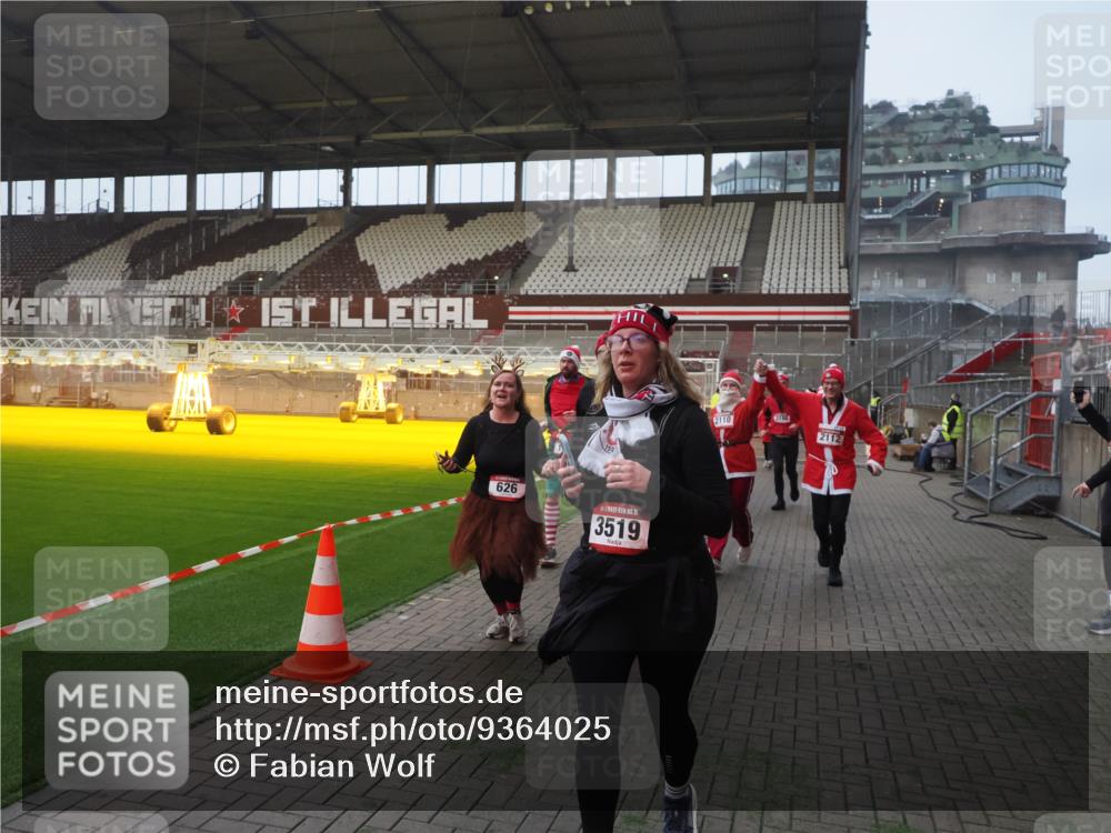 07.12.2025 - St. Pauli X-Mass-Run No. 15 Fabian Wolf http://msf.ph/oto/9364025 07.12.2025 10:03:58 Ziel 399, 626, 628, 709, 1027, 1028, 1307, 1394, 1425, 1906, 2110, 2112, 3198, 3337, 3340, 3359, 3519, 4151 meine-sportfotos.de
