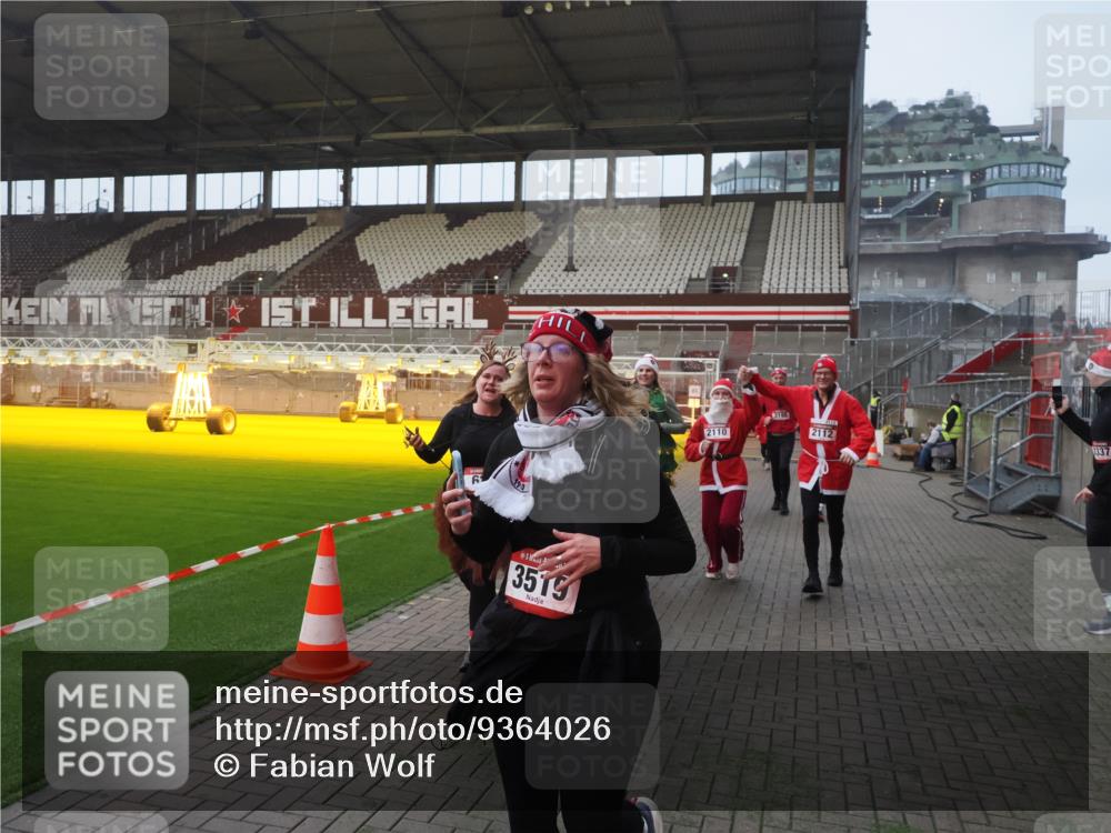 07.12.2025 - St. Pauli X-Mass-Run No. 15 Fabian Wolf http://msf.ph/oto/9364026 07.12.2025 10:03:59 Ziel 399, 626, 628, 709, 1027, 1028, 1307, 1394, 1425, 1906, 2110, 2112, 3198, 3337, 3340, 3359, 3519, 4151 meine-sportfotos.de
