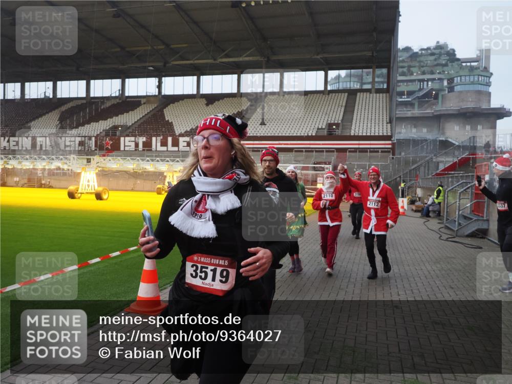 07.12.2025 - St. Pauli X-Mass-Run No. 15 Fabian Wolf http://msf.ph/oto/9364027 07.12.2025 10:03:59 Ziel 399, 626, 628, 709, 1027, 1028, 1307, 1394, 1425, 1906, 2110, 2112, 3198, 3337, 3340, 3359, 3519, 4151 meine-sportfotos.de