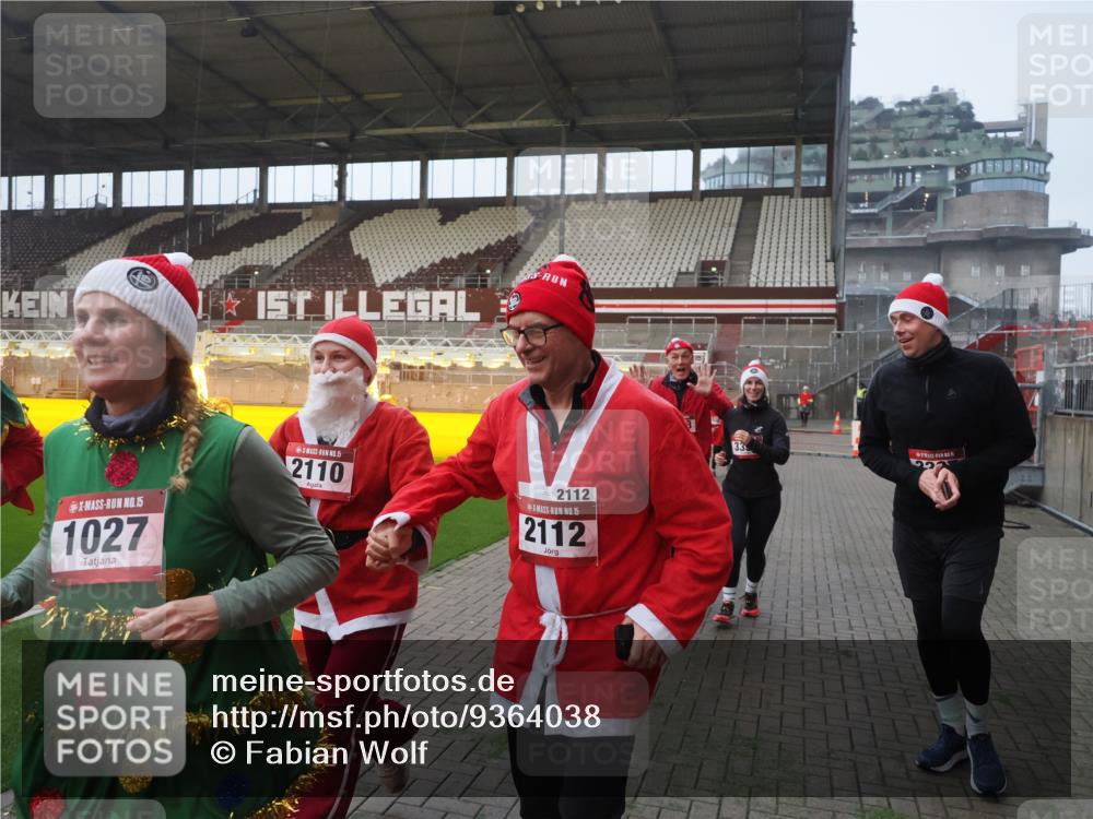 07.12.2025 - St. Pauli X-Mass-Run No. 15 Fabian Wolf http://msf.ph/oto/9364038 07.12.2025 10:04:01 Ziel 626, 628, 709, 1027, 1028, 1906, 2110, 2112, 3198, 3337, 3340, 3359, 3519, 4151 meine-sportfotos.de