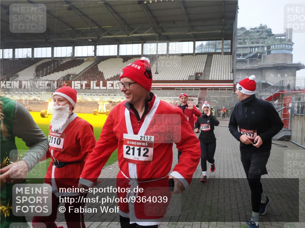 07.12.2025 - St. Pauli X-Mass-Run No. 15 Fabian Wolf http://msf.ph/oto/9364039 07.12.2025 10:04:01 Ziel 626, 628, 709, 1027, 1028, 1906, 2110, 2112, 3198, 3337, 3340, 3359, 3519, 4151 meine-sportfotos.de