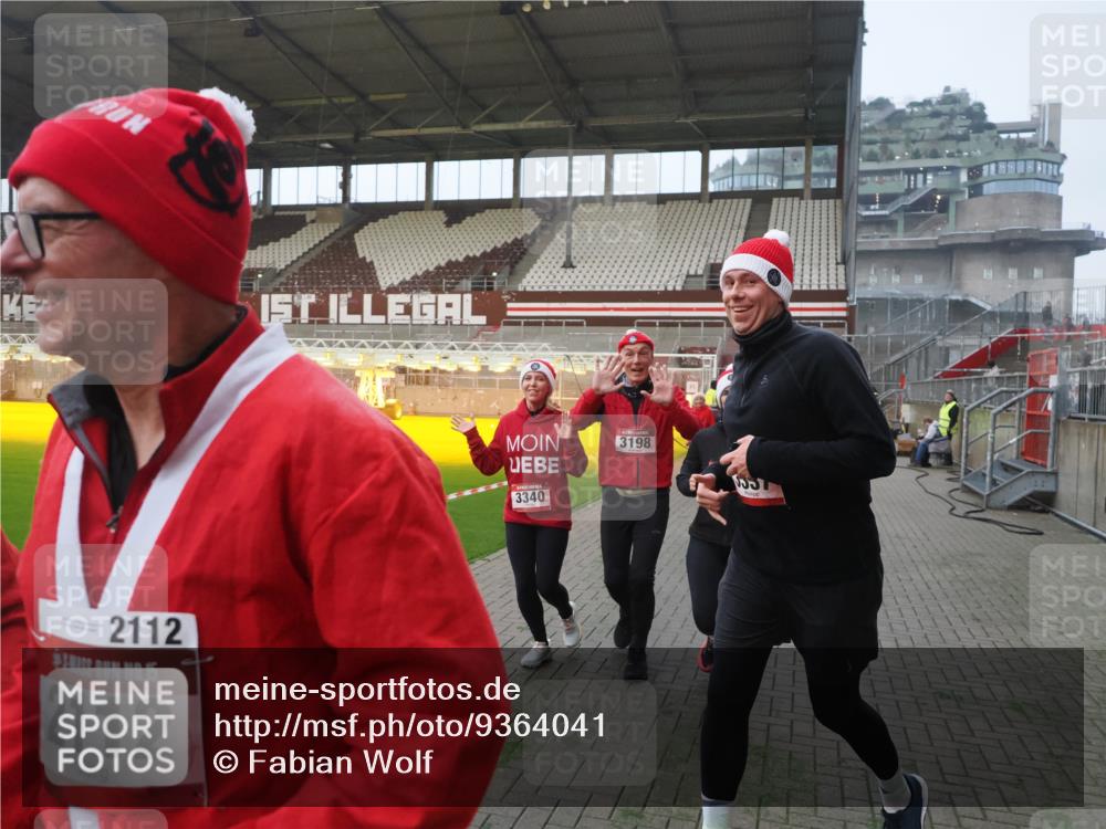 07.12.2025 - St. Pauli X-Mass-Run No. 15 Fabian Wolf http://msf.ph/oto/9364041 07.12.2025 10:04:02 Ziel 626, 628, 709, 1027, 1028, 1906, 2110, 2112, 3198, 3337, 3340, 3359, 3519, 4151 meine-sportfotos.de