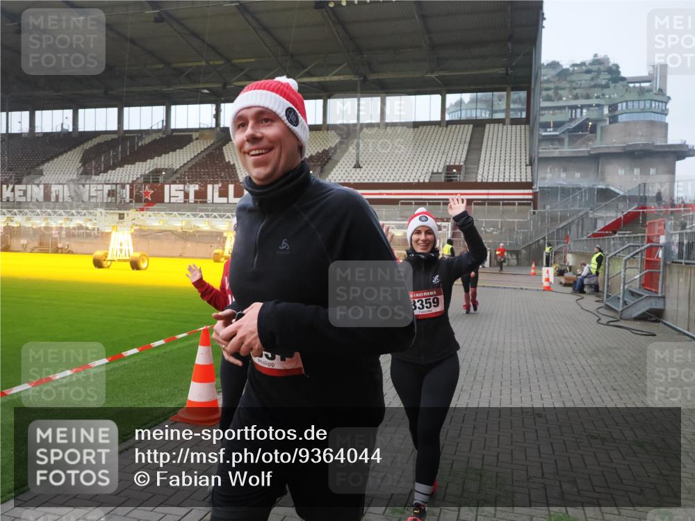 07.12.2025 - St. Pauli X-Mass-Run No. 15 Fabian Wolf http://msf.ph/oto/9364044 07.12.2025 10:04:02 Ziel 626, 628, 709, 1027, 1028, 1906, 2110, 2112, 3198, 3337, 3340, 3359, 3519, 4151 meine-sportfotos.de