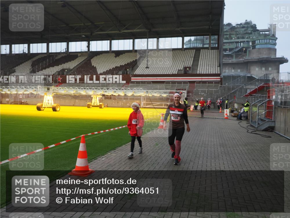 07.12.2025 - St. Pauli X-Mass-Run No. 15 Fabian Wolf http://msf.ph/oto/9364051 07.12.2025 10:04:07 Ziel 626, 628, 709, 1027, 1028, 1906, 2110, 2112, 3198, 3337, 3340, 3359, 3519, 4151 meine-sportfotos.de