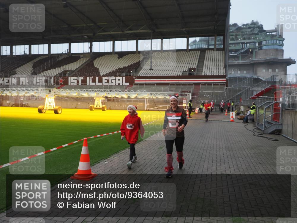 07.12.2025 - St. Pauli X-Mass-Run No. 15 Fabian Wolf http://msf.ph/oto/9364053 07.12.2025 10:04:07 Ziel 626, 628, 709, 1027, 1028, 1906, 2110, 2112, 3198, 3337, 3340, 3359, 3519, 4151 meine-sportfotos.de