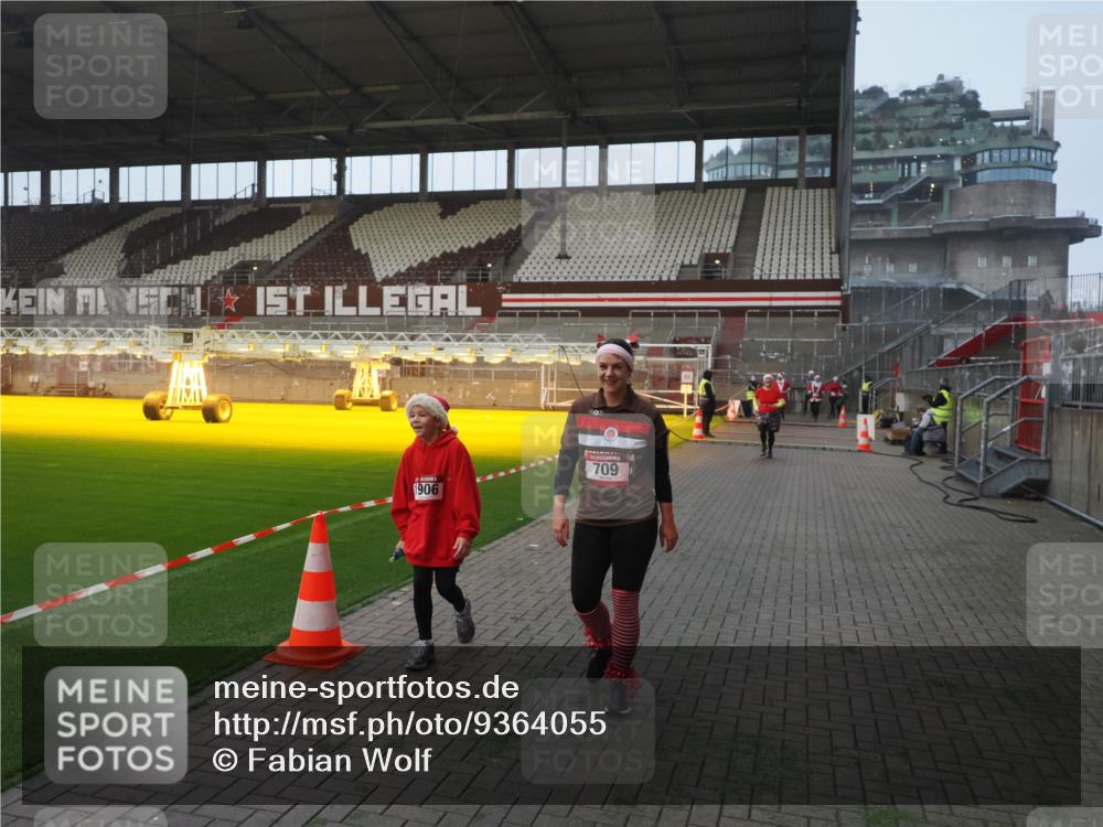 07.12.2025 - St. Pauli X-Mass-Run No. 15 Fabian Wolf http://msf.ph/oto/9364055 07.12.2025 10:04:08 Ziel 626, 628, 709, 1027, 1028, 1906, 2110, 2112, 3198, 3337, 3340, 3359, 3519, 4151 meine-sportfotos.de