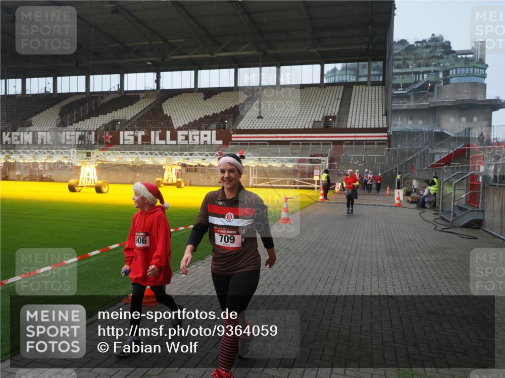 07.12.2025 - St. Pauli X-Mass-Run No. 15 Fabian Wolf http://msf.ph/oto/9364059 07.12.2025 10:04:08 Ziel 626, 628, 709, 1027, 1028, 1906, 2110, 2112, 3198, 3337, 3340, 3359, 3519, 4151 meine-sportfotos.de