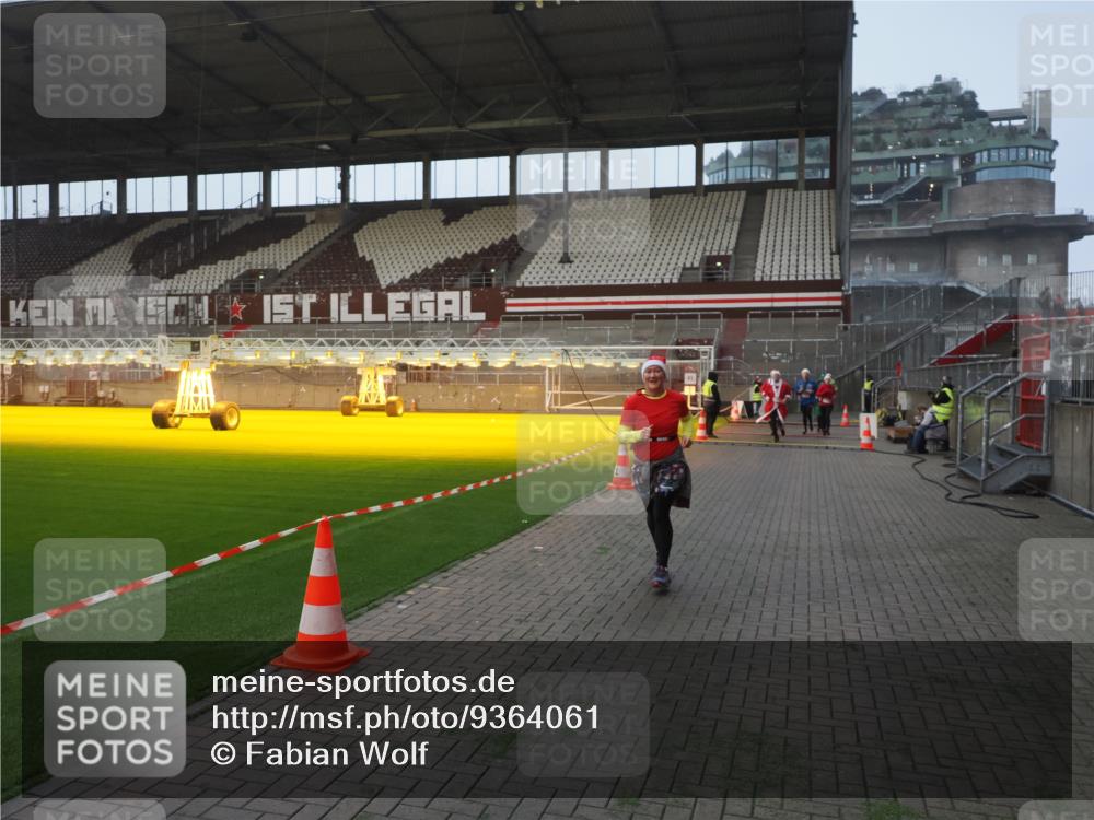 07.12.2025 - St. Pauli X-Mass-Run No. 15 Fabian Wolf http://msf.ph/oto/9364061 07.12.2025 10:04:12 Ziel 113, 709, 1302, 1712, 1738, 1906, 2454, 3198, 3340 meine-sportfotos.de
