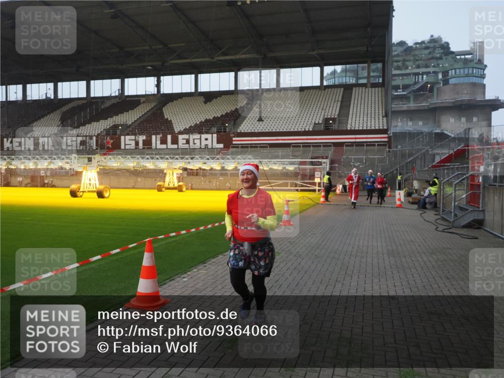 07.12.2025 - St. Pauli X-Mass-Run No. 15 Fabian Wolf http://msf.ph/oto/9364066 07.12.2025 10:04:13 Ziel 113, 709, 1302, 1712, 1738, 1906, 2454 meine-sportfotos.de