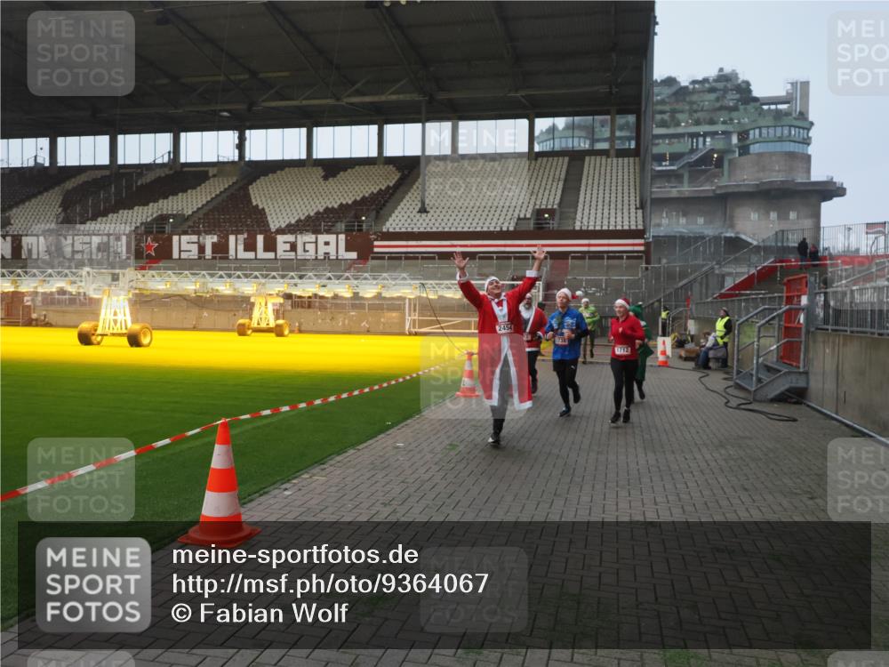 07.12.2025 - St. Pauli X-Mass-Run No. 15 Fabian Wolf http://msf.ph/oto/9364067 07.12.2025 10:04:17 Ziel 113, 1291, 1302, 1712, 1738, 2454, 3188 meine-sportfotos.de