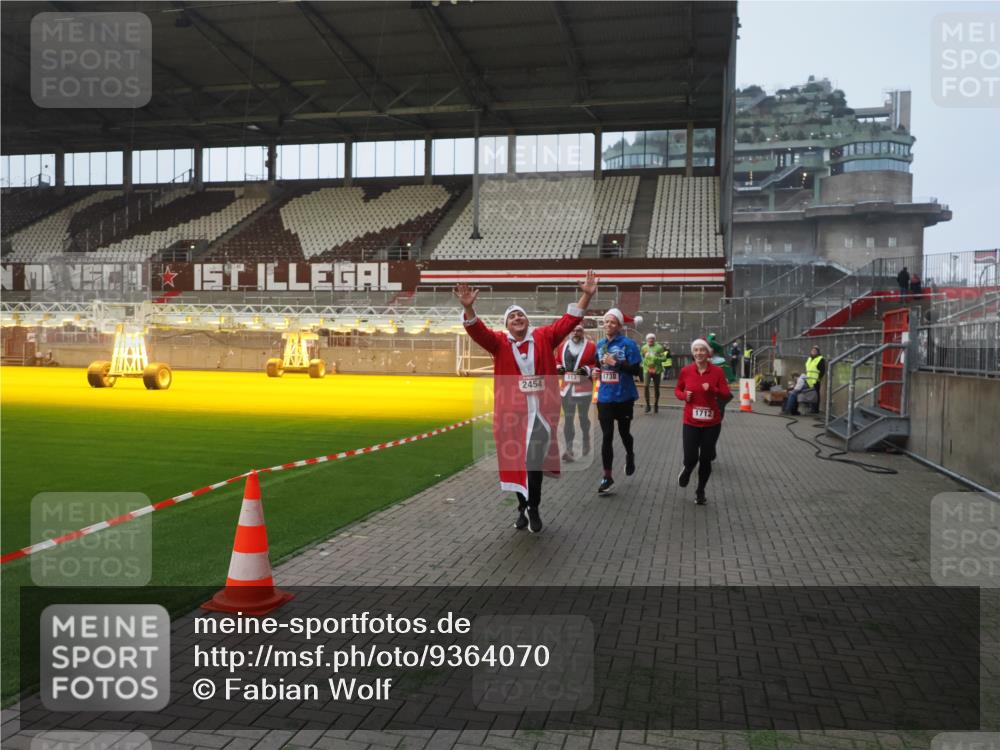 07.12.2025 - St. Pauli X-Mass-Run No. 15 Fabian Wolf http://msf.ph/oto/9364070 07.12.2025 10:04:17 Ziel 113, 1291, 1302, 1712, 1738, 2454, 3188 meine-sportfotos.de