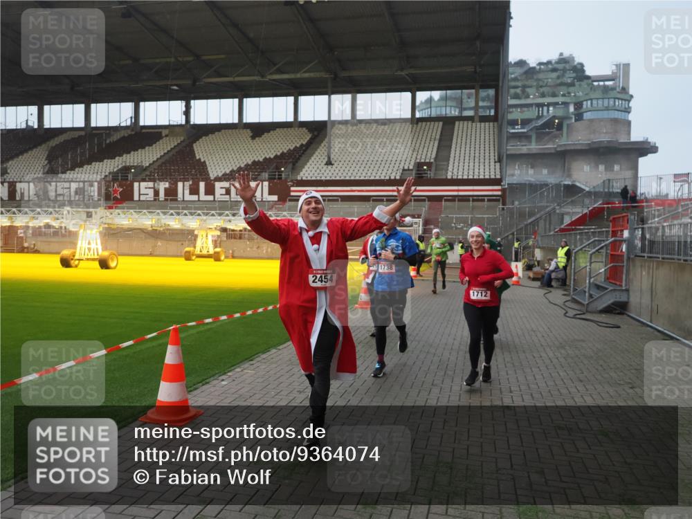 07.12.2025 - St. Pauli X-Mass-Run No. 15 Fabian Wolf http://msf.ph/oto/9364074 07.12.2025 10:04:18 Ziel 113, 1291, 1302, 1712, 1738, 2454, 3188, 4673 meine-sportfotos.de