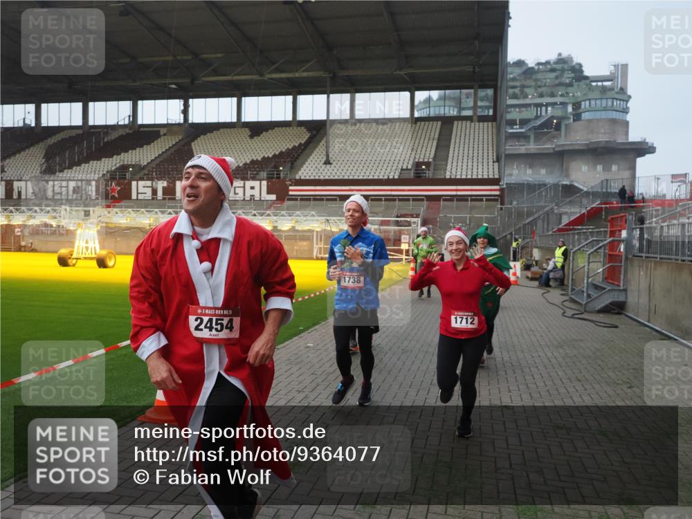 07.12.2025 - St. Pauli X-Mass-Run No. 15 Fabian Wolf http://msf.ph/oto/9364077 07.12.2025 10:04:19 Ziel 113, 1291, 1302, 1712, 1738, 2454, 3188, 4673 meine-sportfotos.de